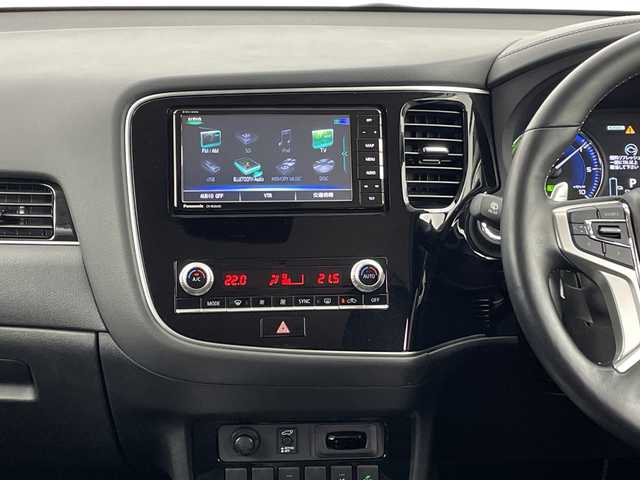 三菱 アウトランダー ＰＨＥＶ 新潟県 2020(令2)年 4.4万km シルキーホワイト 4WD/フリップダウンモニター/社外ナビ/　　フルセグ/CD/DVD/BT/アラウンドビューモニター/パワーバックドア/レーダークルーズコントロール/LEDオートライト/ハーフレザーシート/パワーシート/純正18インチアルミホイール/アイドリングストップ/ルーフレール/スマートキー/ETC