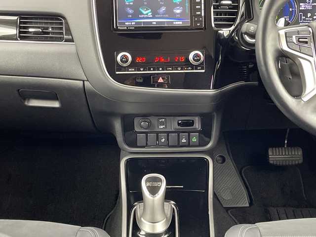 三菱 アウトランダー ＰＨＥＶ 新潟県 2020(令2)年 4.4万km シルキーホワイト 4WD/フリップダウンモニター/社外ナビ/　　フルセグ/CD/DVD/BT/アラウンドビューモニター/パワーバックドア/レーダークルーズコントロール/LEDオートライト/ハーフレザーシート/パワーシート/純正18インチアルミホイール/アイドリングストップ/ルーフレール/スマートキー/ETC