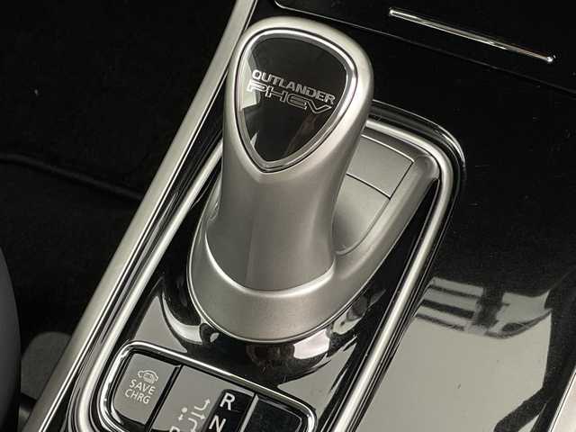 三菱 アウトランダー ＰＨＥＶ 新潟県 2020(令2)年 4.4万km シルキーホワイト 4WD/フリップダウンモニター/社外ナビ/　　フルセグ/CD/DVD/BT/アラウンドビューモニター/パワーバックドア/レーダークルーズコントロール/LEDオートライト/ハーフレザーシート/パワーシート/純正18インチアルミホイール/アイドリングストップ/ルーフレール/スマートキー/ETC