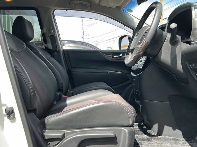 日産 エルグランド 250HWS S アーバンクロム 岩手県 2019(令1)年 5.7万km ブリリアントホワイトパール ワンオーナー/4WD/純正ナビ/DVD/CD/MSV/フルセグTV/全周囲カメラ/ハーフレザーシート/両側パワースライドドア/純正エアロ/NISMO１９インチアルミホイール/純正LEDヘッドライト/純正フォグランプ/オートライト/パワーバックドア/ウッドコンビステアリング/ステアリングスイッチ/クルーズコントロール/ウッド調パネル/助手席/セカンドシートオットマン/衝突被害軽減ブレーキ/LKA/横滑り防止/コーナーセンサー/スマートキー×２/ビルトインETC/純正フロアマット/ドアバイザー/電動格納ウインカードアミラー