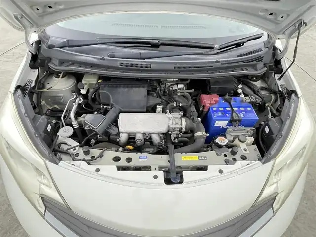 日産 ノート メダリスト 千葉県 2012(平24)年 7.9万km ブリリアントホワイトパール 禁煙車/純正７型メモリナビ/・型番：MC312D-W/・CD/DVD/USB/Bluetooth/フルセグTV/・アラウンドビューモニター/・ビルトインETC/・インテリジェントルームミラー/革巻きステアリング/純正フロアマット/純正15インチAW/オートライト/・ハロゲンヘッドライト/・フォグランプ/・ヘッドライトレベライザー/プッシュスタート&スマートキー