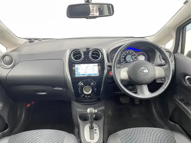 日産 ノート メダリスト 千葉県 2012(平24)年 7.9万km ブリリアントホワイトパール 禁煙車/純正７型メモリナビ/・型番：MC312D-W/・CD/DVD/USB/Bluetooth/フルセグTV/・アラウンドビューモニター/・ビルトインETC/・インテリジェントルームミラー/革巻きステアリング/純正フロアマット/純正15インチAW/オートライト/・ハロゲンヘッドライト/・フォグランプ/・ヘッドライトレベライザー/プッシュスタート&スマートキー