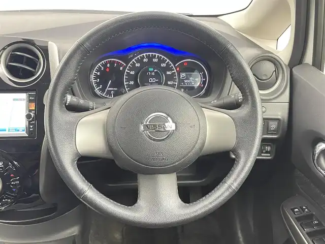 日産 ノート メダリスト 千葉県 2012(平24)年 7.9万km ブリリアントホワイトパール 禁煙車/純正７型メモリナビ/・型番：MC312D-W/・CD/DVD/USB/Bluetooth/フルセグTV/・アラウンドビューモニター/・ビルトインETC/・インテリジェントルームミラー/革巻きステアリング/純正フロアマット/純正15インチAW/オートライト/・ハロゲンヘッドライト/・フォグランプ/・ヘッドライトレベライザー/プッシュスタート&スマートキー