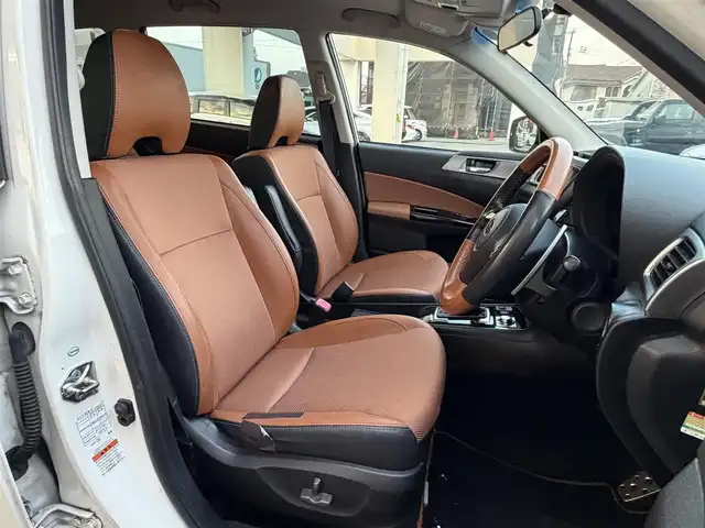 スバル エクシーガクロスオーバー７ 2．5i アイサイト 兵庫県 2016(平28)年 14.1万km クリスタルホワイトP 社外メモリーナビ/（CD/DVD/BT/フルセグTV）/バックカメラ/フリップダウンモニター/ハーフレザーシート/前席シートヒーター/アイサイト/HIDヘッドライト/AUTOライト/アイドリングストップ/前後ドライブレコーダー/ETC/スマートキー/スペアキー/保証書/取扱説明書