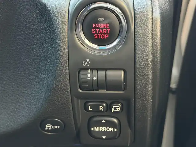 スバル エクシーガクロスオーバー７ 2．5i アイサイト 兵庫県 2016(平28)年 14.1万km クリスタルホワイトP 社外メモリーナビ/（CD/DVD/BT/フルセグTV）/バックカメラ/フリップダウンモニター/ハーフレザーシート/前席シートヒーター/アイサイト/HIDヘッドライト/AUTOライト/アイドリングストップ/前後ドライブレコーダー/ETC/スマートキー/スペアキー/保証書/取扱説明書