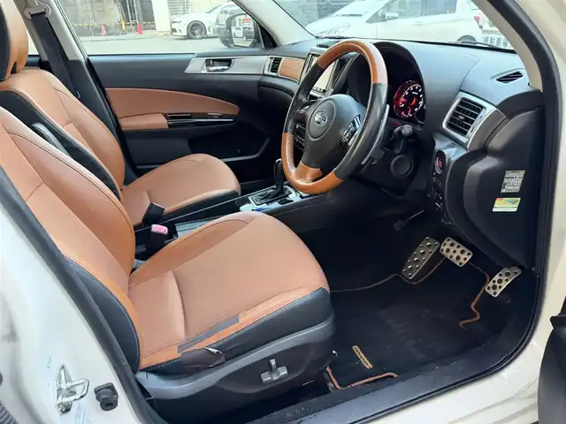 スバル エクシーガクロスオーバー７ 2．5i アイサイト 兵庫県 2016(平28)年 14.1万km クリスタルホワイトP 社外メモリーナビ/（CD/DVD/BT/フルセグTV）/バックカメラ/フリップダウンモニター/ハーフレザーシート/前席シートヒーター/アイサイト/HIDヘッドライト/AUTOライト/アイドリングストップ/前後ドライブレコーダー/ETC/スマートキー/スペアキー/保証書/取扱説明書