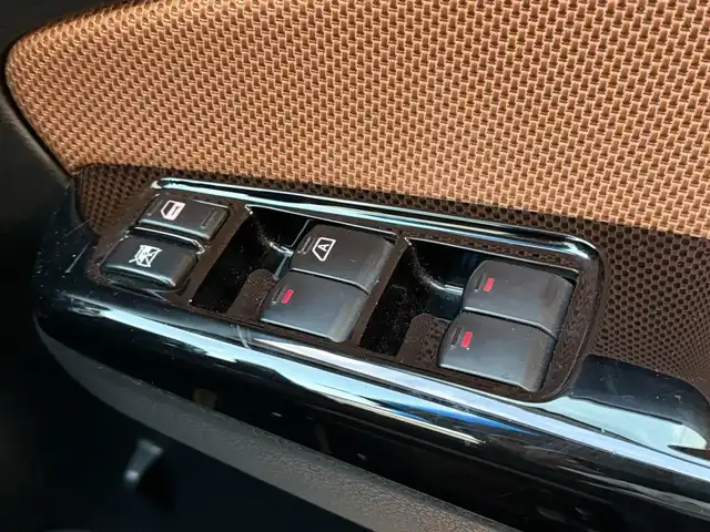 スバル エクシーガクロスオーバー７ 2．5i アイサイト 兵庫県 2016(平28)年 14.1万km クリスタルホワイトP 社外メモリーナビ/（CD/DVD/BT/フルセグTV）/バックカメラ/フリップダウンモニター/ハーフレザーシート/前席シートヒーター/アイサイト/HIDヘッドライト/AUTOライト/アイドリングストップ/前後ドライブレコーダー/ETC/スマートキー/スペアキー/保証書/取扱説明書