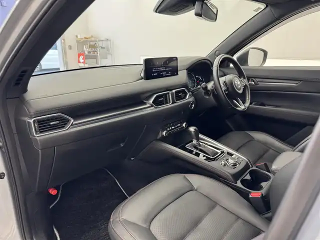 マツダ ＣＸ－５ XD スポーツアピアランス 滋賀県 2022(令4)年 1.9万km ソニックシルバーM 純正10.25インチナビ/【Bluetooth/USB/フルセグTV】/レザーシート/全方位カメラ/追従クルーズコントロール/ブラインドスポットモニタリング/クリアランスソナー/LEDヘッドライト/オートマチックハイビーム/衝突軽減ブレーキ/D/Nパワーシート/全席シートヒーター/ステアリングヒーター/パワーバックドア/ワイヤレス充電/ヘッドアップディスプレイ/MTモード付AT/プッシュスタート/スマートキー/ステアリングリモコン