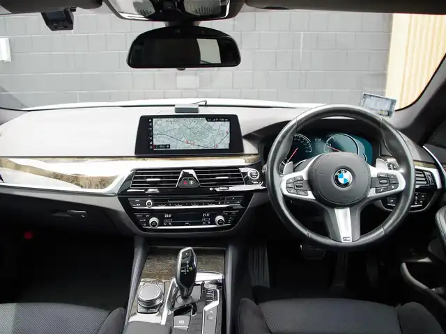 ＢＭＷ ５２３ｉ 埼玉県 2018(平30)年 6.8万km 白 スライディングルーフ/アダプティブクルーズコントロール/全周囲カメラ/ブラインドスポットモニター/パークディスタンスコントロール/インテリジェントセーフティ/レーンキープアシスト /ETC/ドラレコ/冬タイヤ/純正ホイール積み込み