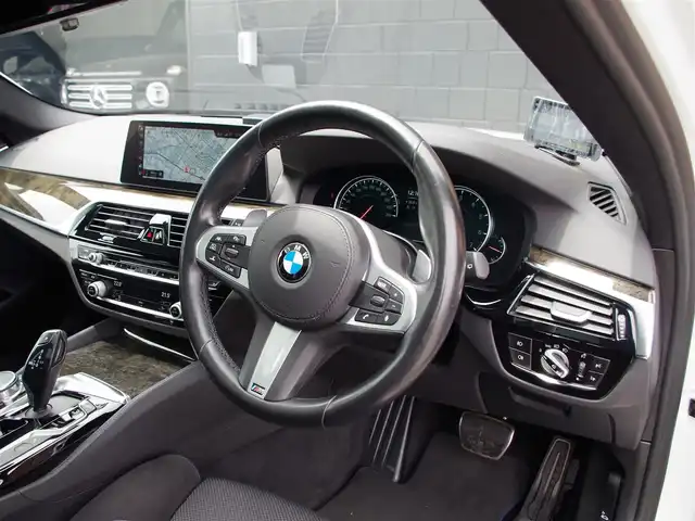ＢＭＷ ５２３ｉ 埼玉県 2018(平30)年 6.8万km 白 スライディングルーフ/アダプティブクルーズコントロール/全周囲カメラ/ブラインドスポットモニター/パークディスタンスコントロール/インテリジェントセーフティ/レーンキープアシスト /ETC/ドラレコ/冬タイヤ/純正ホイール積み込み