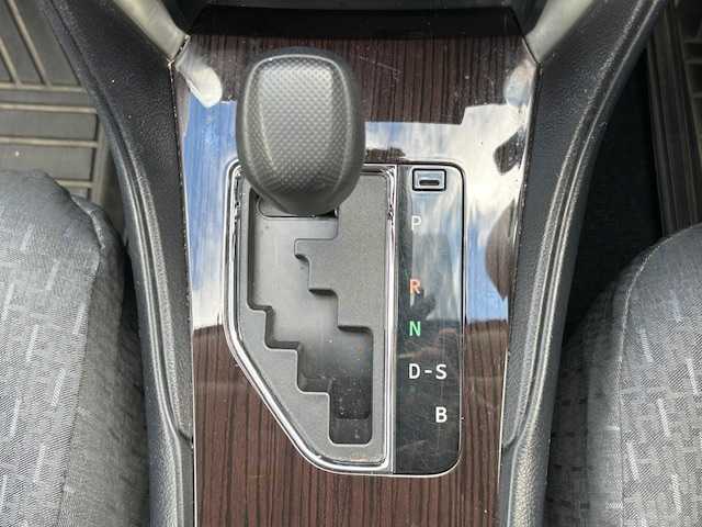 トヨタ プレミオ 1．8X 青森県 2018(平30)年 6.5万km スーパーホワイトⅡ 4WD/トヨタセーフティセンス/　レーンデパーチャーアラート/　プリクラッシュセーフティシステム/　オートライト/先行車発進告知機能/純正SDナビ（フルセグ/BlueTooth/AM/FM）/バックカメラ/ステアリングスイッチ/ビルトインETC/冬タイヤ積込み/電動格納ウィンカーミラー/ディーラー記録簿R2/R3/R4/R5/R6/保証書/ナビ説明書/取扱説明書/スペアキー/社外エンジンスターター/フォグランプ/スペアタイヤ