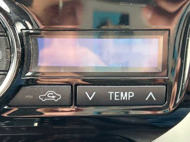 トヨタ プレミオ 1．8X 青森県 2018(平30)年 6.5万km スーパーホワイトⅡ 4WD/トヨタセーフティセンス/　レーンデパーチャーアラート/　プリクラッシュセーフティシステム/　オートライト/先行車発進告知機能/純正SDナビ（フルセグ/BlueTooth/AM/FM）/バックカメラ/ステアリングスイッチ/ビルトインETC/冬タイヤ積込み/電動格納ウィンカーミラー/ディーラー記録簿R2/R3/R4/R5/R6/保証書/ナビ説明書/取扱説明書/スペアキー/社外エンジンスターター/フォグランプ/スペアタイヤ