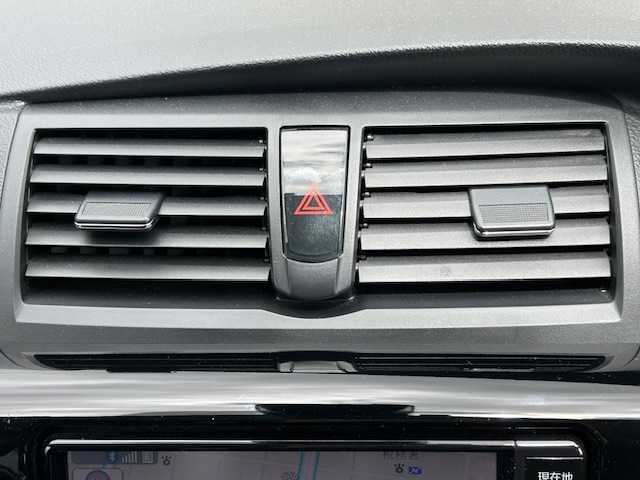 トヨタ プレミオ 1．8X 青森県 2018(平30)年 6.5万km スーパーホワイトⅡ 4WD/トヨタセーフティセンス/　レーンデパーチャーアラート/　プリクラッシュセーフティシステム/　オートライト/先行車発進告知機能/純正SDナビ（フルセグ/BlueTooth/AM/FM）/バックカメラ/ステアリングスイッチ/ビルトインETC/冬タイヤ積込み/電動格納ウィンカーミラー/ディーラー記録簿R2/R3/R4/R5/R6/保証書/ナビ説明書/取扱説明書/スペアキー/社外エンジンスターター/フォグランプ/スペアタイヤ