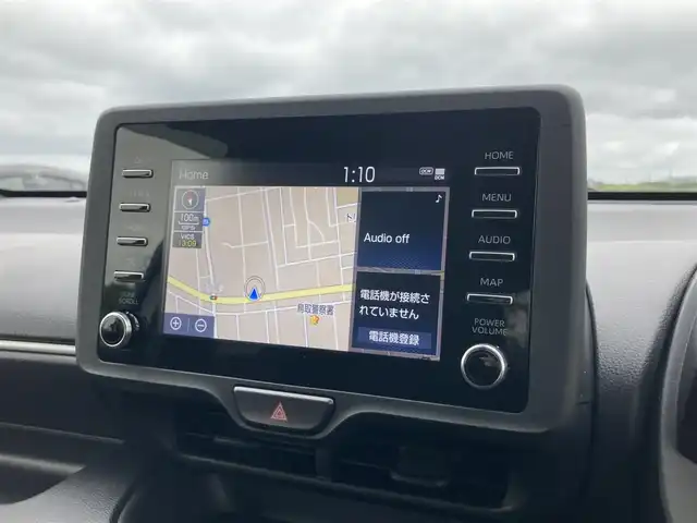 トヨタ ヤリス ハイブリッド X 鳥取県 2022(令4)年 1.6万km スーパーホワイトⅡ 純正ナビ/BT/USB/バックカメラ・ETC/トヨタセーフティセンス/レーンキープアシスト/パーキングサポートブレーキ/レーダークルーズコントロール/ドライブレコーダー/社外17インチアルミホイール/オートハイビーム/ウィンカーミラー/キーレスキー/純正フロアマット/ドアバイザー