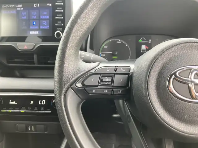 トヨタ ヤリス ハイブリッド X 鳥取県 2022(令4)年 1.6万km スーパーホワイトⅡ 純正ナビ/BT/USB/バックカメラ・ETC/トヨタセーフティセンス/レーンキープアシスト/パーキングサポートブレーキ/レーダークルーズコントロール/ドライブレコーダー/社外17インチアルミホイール/オートハイビーム/ウィンカーミラー/キーレスキー/純正フロアマット/ドアバイザー