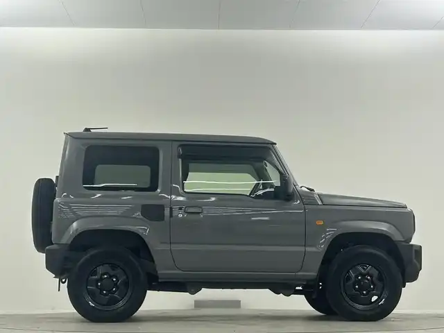 スズキ ジムニー XL 埼玉県 2023(令5)年 0.7万km ミディアムグレー 禁煙車　純正ナビ　CD　DVD　BT　フルセグTV　シートヒーター　ETC　電格ミラー　背面タイヤ　ダウンヒルアシストコントロール　アンチブレーキシステム　横滑り防止装置　オートライト