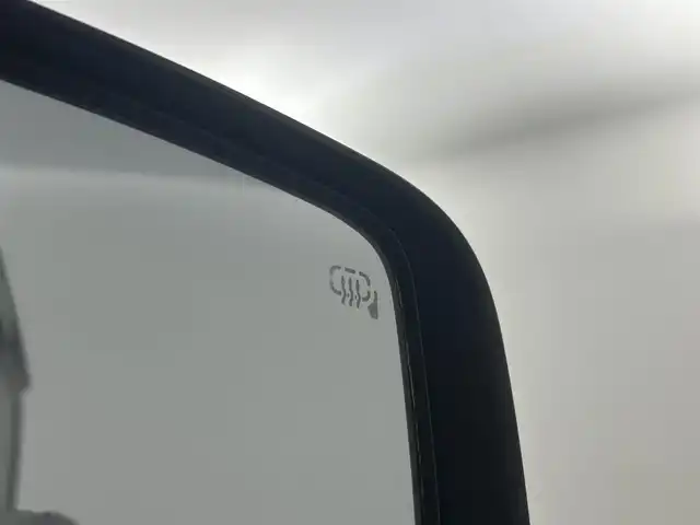 スズキ ジムニー XL 埼玉県 2023(令5)年 0.7万km ミディアムグレー 禁煙車　純正ナビ　CD　DVD　BT　フルセグTV　シートヒーター　ETC　電格ミラー　背面タイヤ　ダウンヒルアシストコントロール　アンチブレーキシステム　横滑り防止装置　オートライト