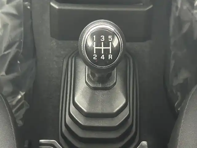スズキ ジムニー XL 埼玉県 2023(令5)年 0.7万km ミディアムグレー 禁煙車　純正ナビ　CD　DVD　BT　フルセグTV　シートヒーター　ETC　電格ミラー　背面タイヤ　ダウンヒルアシストコントロール　アンチブレーキシステム　横滑り防止装置　オートライト