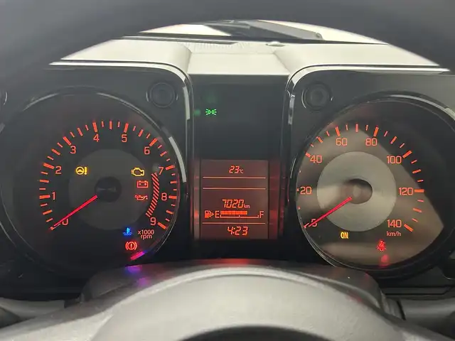 スズキ ジムニー XL 埼玉県 2023(令5)年 0.7万km ミディアムグレー 禁煙車　純正ナビ　CD　DVD　BT　フルセグTV　シートヒーター　ETC　電格ミラー　背面タイヤ　ダウンヒルアシストコントロール　アンチブレーキシステム　横滑り防止装置　オートライト