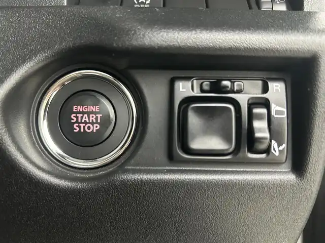 スズキ ジムニー XL 埼玉県 2023(令5)年 0.7万km ミディアムグレー 禁煙車　純正ナビ　CD　DVD　BT　フルセグTV　シートヒーター　ETC　電格ミラー　背面タイヤ　ダウンヒルアシストコントロール　アンチブレーキシステム　横滑り防止装置　オートライト
