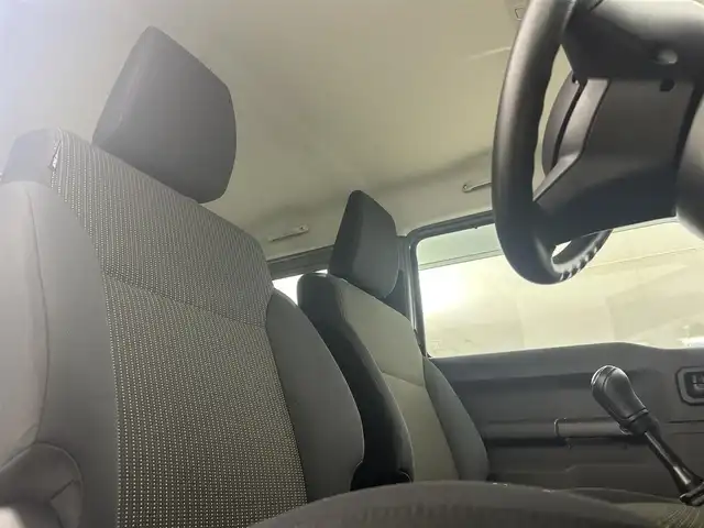 スズキ ジムニー XL 埼玉県 2023(令5)年 0.7万km ミディアムグレー 禁煙車　純正ナビ　CD　DVD　BT　フルセグTV　シートヒーター　ETC　電格ミラー　背面タイヤ　ダウンヒルアシストコントロール　アンチブレーキシステム　横滑り防止装置　オートライト