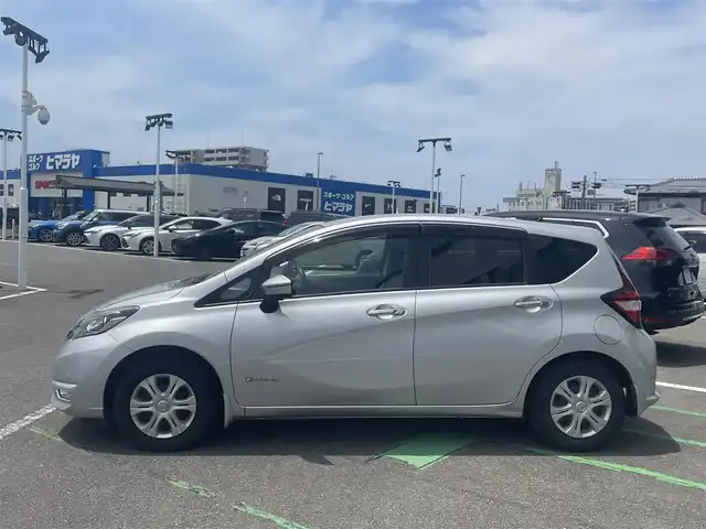 日産 ノート e－パワー X 長崎県 2018(平30)年 7.7万km ブリリアントシルバー 純正ナビ/（フルセグ・DVD・SD・CD・BT)/アラウンドビューモニター/デジタルインナーミラー/クリアランスソナー/エマージェンシーブレーキ/レーンキープアシスト/オートライト/LEDヘッドライト/ドライブレコーダー/スマートキー/ステアリングスイッチ/スペアキー