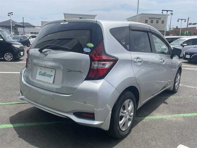 日産 ノート e－パワー X 長崎県 2018(平30)年 7.7万km ブリリアントシルバー 純正ナビ/（フルセグ・DVD・SD・CD・BT)/アラウンドビューモニター/デジタルインナーミラー/クリアランスソナー/エマージェンシーブレーキ/レーンキープアシスト/オートライト/LEDヘッドライト/ドライブレコーダー/スマートキー/ステアリングスイッチ/スペアキー