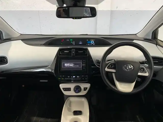 トヨタ プリウス Sセーフティプラス 福井県 2018(平30)年 12.1万km ホワイトパールクリスタルシャイン (株)IDOMが運営する【じしゃロン福井店】の自社ローン専用車両になりますこちらは現金またはオートローンご利用時の価格です。自社ローンご希望の方は別途その旨お申付け下さい/純正ナビ/フルセグTV/ETC/トヨタセーフティーセンス/LEDヘッドライト/純正フロアマット
