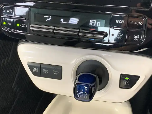 トヨタ プリウス Sセーフティプラス 福井県 2018(平30)年 12.1万km ホワイトパールクリスタルシャイン (株)IDOMが運営する【じしゃロン福井店】の自社ローン専用車両になりますこちらは現金またはオートローンご利用時の価格です。自社ローンご希望の方は別途その旨お申付け下さい/純正ナビ/フルセグTV/ETC/トヨタセーフティーセンス/LEDヘッドライト/純正フロアマット