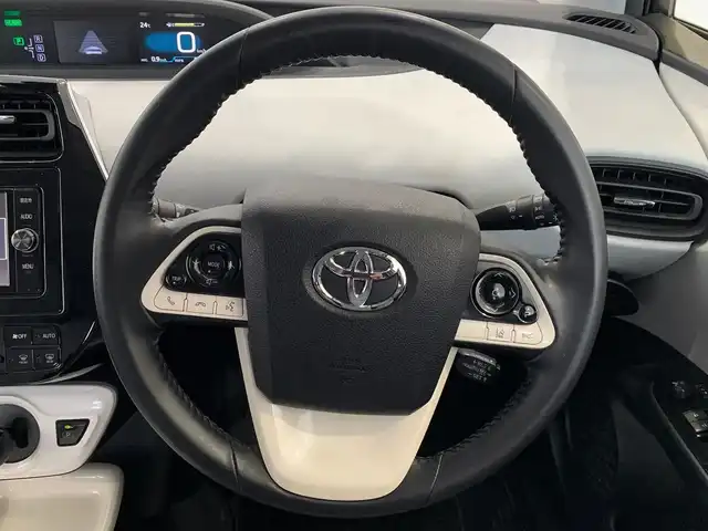 トヨタ プリウス Sセーフティプラス 福井県 2018(平30)年 12.1万km ホワイトパールクリスタルシャイン (株)IDOMが運営する【じしゃロン福井店】の自社ローン専用車両になりますこちらは現金またはオートローンご利用時の価格です。自社ローンご希望の方は別途その旨お申付け下さい/純正ナビ/フルセグTV/ETC/トヨタセーフティーセンス/LEDヘッドライト/純正フロアマット