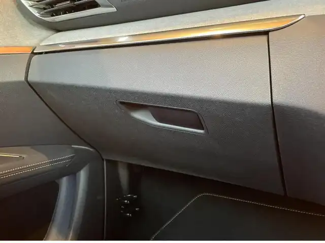 プジョー ３００８ GT ブルー HDi 愛知県 2022(令4)年 1.8万km パール 純正ナビ /フルセグTV /AppleCarPlay /360度カメラ /パノラマガラスルーフ/黒半革シート /シートヒーター /パワーバックドア /ACC /ブラインドスポット /レーンキープ/黒半革シート /シートヒーター/LEDヘッドライト