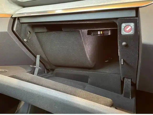 プジョー ３００８ GT ブルー HDi 愛知県 2022(令4)年 1.8万km パール 純正ナビ /フルセグTV /AppleCarPlay /360度カメラ /パノラマガラスルーフ/黒半革シート /シートヒーター /パワーバックドア /ACC /ブラインドスポット /レーンキープ/黒半革シート /シートヒーター/LEDヘッドライト