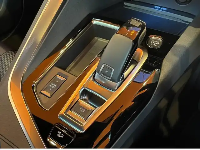 プジョー ３００８ GT ブルー HDi 愛知県 2022(令4)年 1.8万km パール 純正ナビ /フルセグTV /AppleCarPlay /360度カメラ /パノラマガラスルーフ/黒半革シート /シートヒーター /パワーバックドア /ACC /ブラインドスポット /レーンキープ/黒半革シート /シートヒーター/LEDヘッドライト