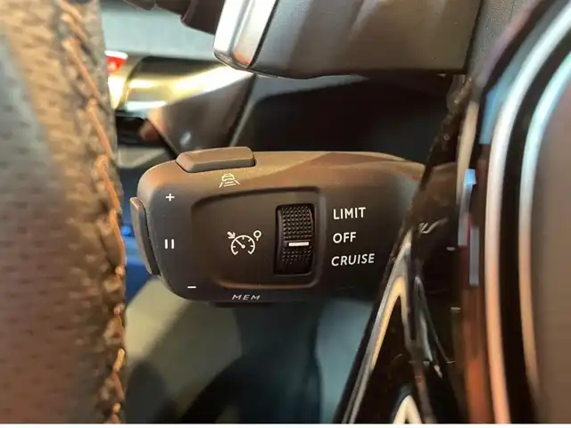 プジョー ３００８ GT ブルー HDi 愛知県 2022(令4)年 1.8万km パール 純正ナビ /フルセグTV /AppleCarPlay /360度カメラ /パノラマガラスルーフ/黒半革シート /シートヒーター /パワーバックドア /ACC /ブラインドスポット /レーンキープ/黒半革シート /シートヒーター/LEDヘッドライト