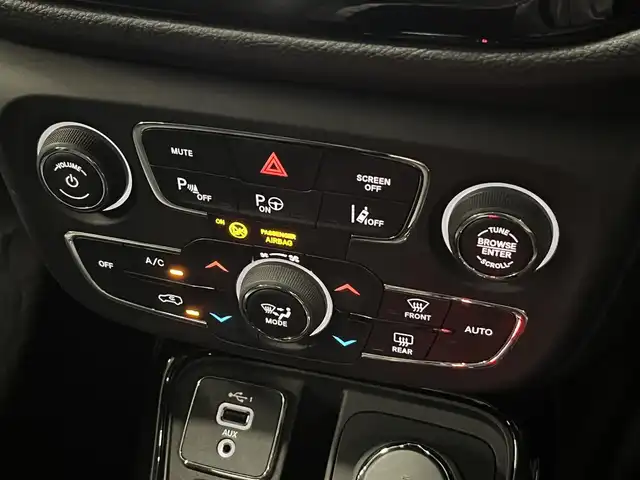 クライスラー・ジープ ジープ コンパス リミテッド 山形県 2020(令2)年 5.6万km パール 4WD/黒レザーシート/運転席パワーシート/前席シートヒーター/パワーバックドア/追従クルコン/HIDライト/純正18インチアルミ