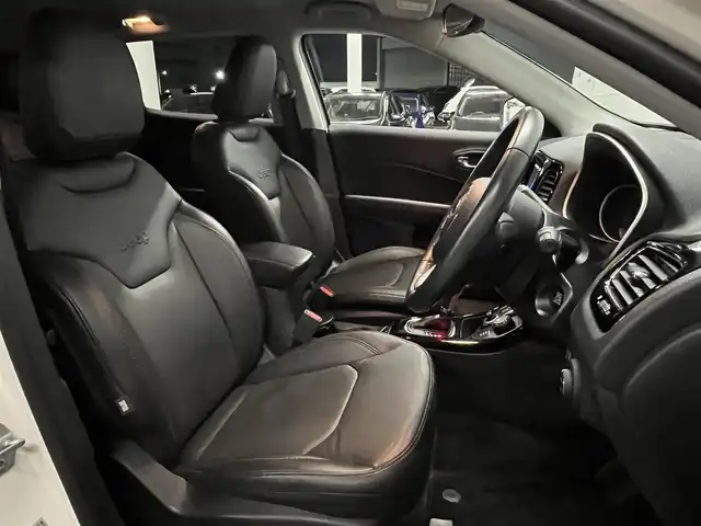 クライスラー・ジープ ジープ コンパス リミテッド 山形県 2020(令2)年 5.6万km パール 4WD/黒レザーシート/運転席パワーシート/前席シートヒーター/パワーバックドア/追従クルコン/HIDライト/純正18インチアルミ