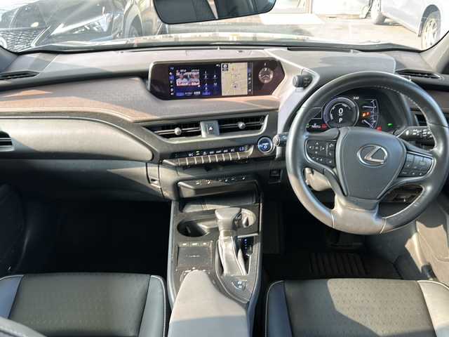 レクサス ＵＸ 250h 京都府 2020(令2)年 7.5万km グラファイトブラックガラスフレーク ディスプレイオーディオナビ　/Ｍｉｒａｃａｓｔ　/レクサスセーフティセンス/レーダークルーズコントロール/レーンキープアシスト/オートマチックハイビーム/プリクラッシュセーフティ/HUD　/BSM　/PKSA　/クリアランスソナー/ステアリングヒーター/メモリーパワーシート/シートヒーター　/全方位カメラ　/フルセグTV/電動格納ミラー/ウィンカーミラー/電動リアゲート/プッシュスタート/スマートキー/禁煙車