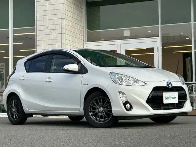 トヨタ アクア S 兵庫県 2015(平27)年 8.2万km ライムホワイトパールクリスタルシャイン 純正ナビ/BTオーディオ/フルセグTV/バックカメラ/ETC/ステアリングスイッチ/ドアバイザー/スマートキー/純正フロアマット/フォグランプ/オートライト/横滑り防止装置/スタートボタン