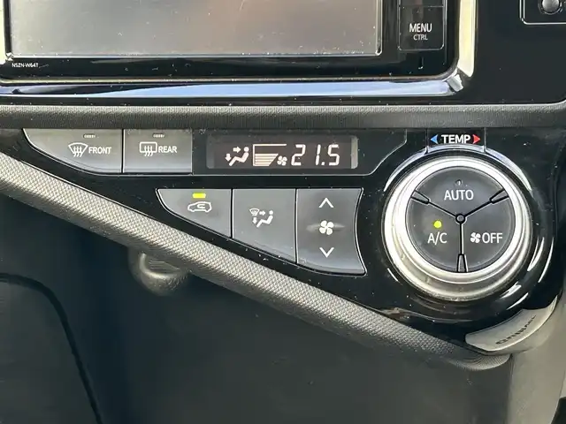 トヨタ アクア S 兵庫県 2015(平27)年 8.2万km ライムホワイトパールクリスタルシャイン 純正ナビ/BTオーディオ/フルセグTV/バックカメラ/ETC/ステアリングスイッチ/ドアバイザー/スマートキー/純正フロアマット/フォグランプ/オートライト/横滑り防止装置/スタートボタン