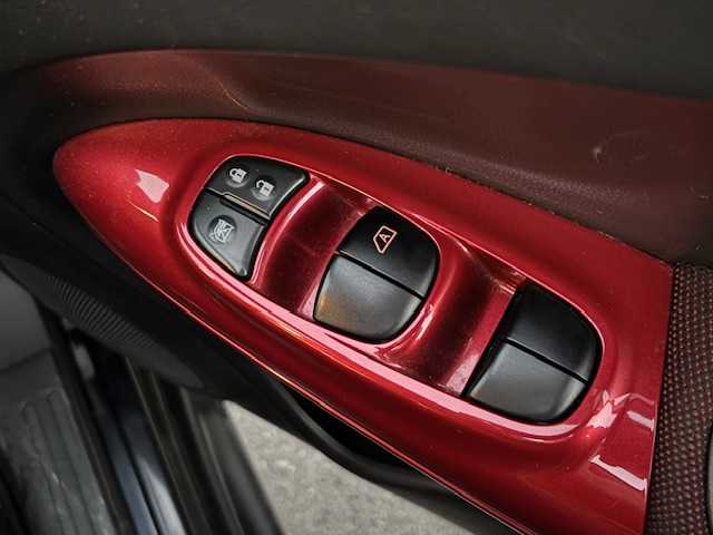 日産 ジューク 15RS タイプV 宮城県 2012(平24)年 6.4万km サファイアブラック 登録時走行距離６３１９５ｋｍ/ドライブレコーダー前後/純正ナビ/・フルセグ/・Bluetooth/・AM/FM/バックカメラ/オートライト/プッシュスタート/スマートキー/スマートキー/横滑り防止機能/フォグランプ/純正アルミホイール/ウインカーミラー/ドアバイザー/ヘッドライトレベライザー/純正フロアマット