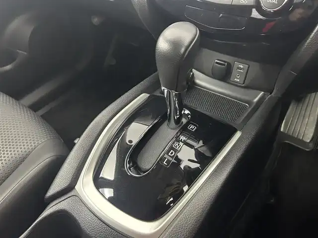 日産 エクストレイル 20X エマージェンシーブレーキ 道央・札幌 2014(平26)年 8万km チタニウムカーキ ・４WD/・日産コネクトSDナビ/　CD/DVD/USB/AUX/BT/フルセグTV/・TVキャンセラー/・ステアリングスイッチ/・アラウンドビューモニター/・ビルトインETC/・衝突軽減ブレーキ/・レーンキープアシスト/・後側方車両検知警報/・コーナリングスタビリティアシスト/・クリアランスソナー/・横滑り防止装置/・ABS/・アイドリングストップ/・ダウンヒルアシストコントロール/・オートライト/・LEDヘッドライト/・フロントフォグランプ/・カプロンシート/・D+N席シートヒーター/・純正フロアマット/・トノカバー/・プッシュスタート/・スマートキー/・スペアキー