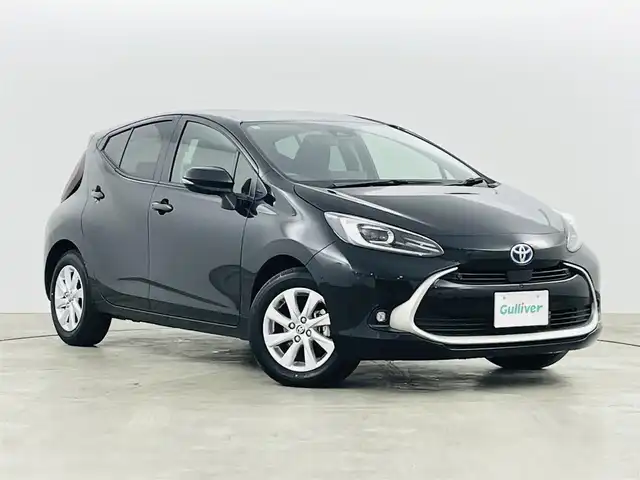 トヨタ アクア Z 福島県 2025(令7)年 0.8万km ブラック トヨタ セーフティセンス/・プリクラッシュセーフティ/・レーントレーシングアシスト/・レーダークルーズコントロール/・オートマチックハイビーム/・ロードサインアシスト/・先行車発進告知機能：/・パーキングサポートブレーキ/・ブラインドスポットモニター/・パノラミックビューモニター/・緊急時操舵支援/・プロアクティブドライビングアシスト/・カラーヘッドアップディスプレイ/純正ディスプレイオーディオ/・Bluetooth/AM・FM/USB/・バックカメラ/・360度カメラ/・ETC/デジタルインナーミラー型前方ドライブレコーダー/プッシュスタート/・スマートキー/フロアマット/革巻きステアリング/・ステアリングスイッチ/電装格納ミラー/LEDライト/・フォグライト/・ヘッドライトリベライザー