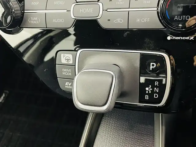 トヨタ アクア Z 福島県 2025(令7)年 0.8万km ブラック トヨタ セーフティセンス/・プリクラッシュセーフティ/・レーントレーシングアシスト/・レーダークルーズコントロール/・オートマチックハイビーム/・ロードサインアシスト/・先行車発進告知機能：/・パーキングサポートブレーキ/・ブラインドスポットモニター/・パノラミックビューモニター/・緊急時操舵支援/・プロアクティブドライビングアシスト/・カラーヘッドアップディスプレイ/純正ディスプレイオーディオ/・Bluetooth/AM・FM/USB/・バックカメラ/・360度カメラ/・ETC/デジタルインナーミラー型前方ドライブレコーダー/プッシュスタート/・スマートキー/フロアマット/革巻きステアリング/・ステアリングスイッチ/電装格納ミラー/LEDライト/・フォグライト/・ヘッドライトリベライザー