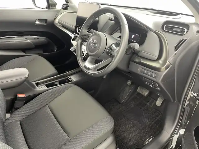 トヨタ アクア Z 福島県 2025(令7)年 0.8万km ブラック トヨタ セーフティセンス/・プリクラッシュセーフティ/・レーントレーシングアシスト/・レーダークルーズコントロール/・オートマチックハイビーム/・ロードサインアシスト/・先行車発進告知機能：/・パーキングサポートブレーキ/・ブラインドスポットモニター/・パノラミックビューモニター/・緊急時操舵支援/・プロアクティブドライビングアシスト/・カラーヘッドアップディスプレイ/純正ディスプレイオーディオ/・Bluetooth/AM・FM/USB/・バックカメラ/・360度カメラ/・ETC/デジタルインナーミラー型前方ドライブレコーダー/プッシュスタート/・スマートキー/フロアマット/革巻きステアリング/・ステアリングスイッチ/電装格納ミラー/LEDライト/・フォグライト/・ヘッドライトリベライザー