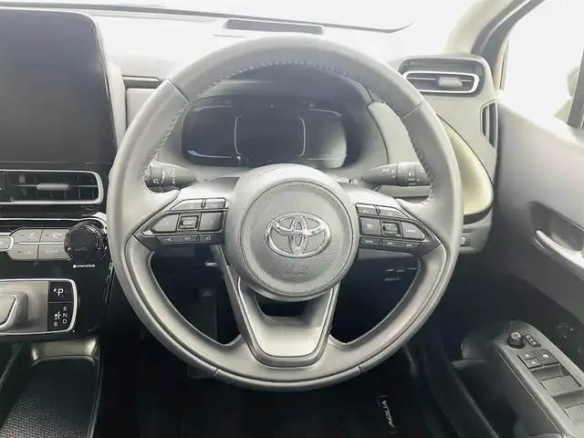 トヨタ アクア Z 福島県 2025(令7)年 0.8万km ブラック トヨタ セーフティセンス/・プリクラッシュセーフティ/・レーントレーシングアシスト/・レーダークルーズコントロール/・オートマチックハイビーム/・ロードサインアシスト/・先行車発進告知機能：/・パーキングサポートブレーキ/・ブラインドスポットモニター/・パノラミックビューモニター/・緊急時操舵支援/・プロアクティブドライビングアシスト/・カラーヘッドアップディスプレイ/純正ディスプレイオーディオ/・Bluetooth/AM・FM/USB/・バックカメラ/・360度カメラ/・ETC/デジタルインナーミラー型前方ドライブレコーダー/プッシュスタート/・スマートキー/フロアマット/革巻きステアリング/・ステアリングスイッチ/電装格納ミラー/LEDライト/・フォグライト/・ヘッドライトリベライザー