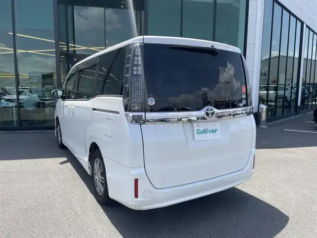 トヨタ ヴォクシー V 東京都 2014(平26)年 7.7万km ホワイトパールクリスタルシャイン 純正メモリナビ〔NSZT-W62G〕/BT/CD/DVD/フルセグTV/バックカメラ/片側パワースライドドア/クルーズコントロール/ビルトインETC/ドライブレコーダー/トヨタセーフティセンスC/　・プリクラッシュセーフティシステム/　・レーンディパーチャーアラート/　・オートマチックハイビーム/LEDオートライト/純正15インチアルミホイール/純正フロアマット/後席ロールサンシェード/MTモード付AT/フォグランプ/純正１６インチホイール付きサマータイヤ車載/プッシュスタート/スマートキー/保証書/整備記録簿/取扱説明書