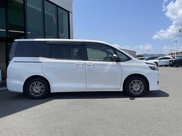 トヨタ ヴォクシー V 東京都 2014(平26)年 7.7万km ホワイトパールクリスタルシャイン 純正メモリナビ〔NSZT-W62G〕/BT/CD/DVD/フルセグTV/バックカメラ/片側パワースライドドア/クルーズコントロール/ビルトインETC/ドライブレコーダー/トヨタセーフティセンスC/　・プリクラッシュセーフティシステム/　・レーンディパーチャーアラート/　・オートマチックハイビーム/LEDオートライト/純正15インチアルミホイール/純正フロアマット/後席ロールサンシェード/MTモード付AT/フォグランプ/純正１６インチホイール付きサマータイヤ車載/プッシュスタート/スマートキー/保証書/整備記録簿/取扱説明書