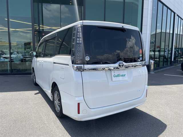 トヨタ ヴォクシー V 東京都 2014(平26)年 7.7万km ホワイトパールクリスタルシャイン 純正メモリナビ〔NSZT-W62G〕/BT/CD/DVD/フルセグTV/バックカメラ/片側パワースライドドア/クルーズコントロール/ビルトインETC/ドライブレコーダー/トヨタセーフティセンスC/　・プリクラッシュセーフティシステム/　・レーンディパーチャーアラート/　・オートマチックハイビーム/LEDオートライト/純正15インチアルミホイール/純正フロアマット/後席ロールサンシェード/MTモード付AT/フォグランプ/純正１６インチホイール付きサマータイヤ車載/プッシュスタート/スマートキー/保証書/整備記録簿/取扱説明書