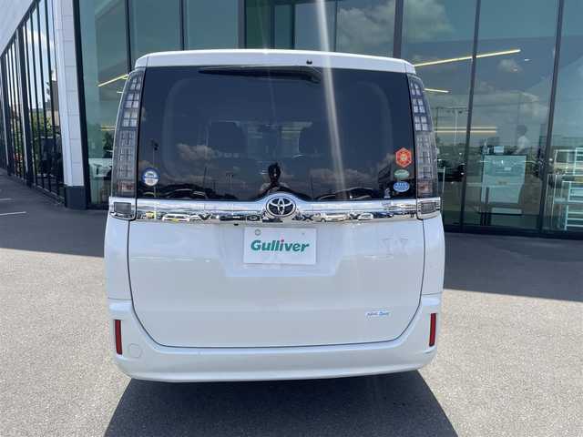 トヨタ ヴォクシー V 東京都 2014(平26)年 7.7万km ホワイトパールクリスタルシャイン 純正メモリナビ〔NSZT-W62G〕/BT/CD/DVD/フルセグTV/バックカメラ/片側パワースライドドア/クルーズコントロール/ビルトインETC/ドライブレコーダー/トヨタセーフティセンスC/　・プリクラッシュセーフティシステム/　・レーンディパーチャーアラート/　・オートマチックハイビーム/LEDオートライト/純正15インチアルミホイール/純正フロアマット/後席ロールサンシェード/MTモード付AT/フォグランプ/純正１６インチホイール付きサマータイヤ車載/プッシュスタート/スマートキー/保証書/整備記録簿/取扱説明書