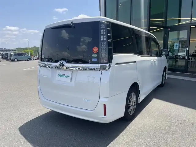 トヨタ ヴォクシー V 東京都 2014(平26)年 7.7万km ホワイトパールクリスタルシャイン 純正メモリナビ〔NSZT-W62G〕/BT/CD/DVD/フルセグTV/バックカメラ/片側パワースライドドア/クルーズコントロール/ビルトインETC/ドライブレコーダー/トヨタセーフティセンスC/　・プリクラッシュセーフティシステム/　・レーンディパーチャーアラート/　・オートマチックハイビーム/LEDオートライト/純正15インチアルミホイール/純正フロアマット/後席ロールサンシェード/MTモード付AT/フォグランプ/純正１６インチホイール付きサマータイヤ車載/プッシュスタート/スマートキー/保証書/整備記録簿/取扱説明書